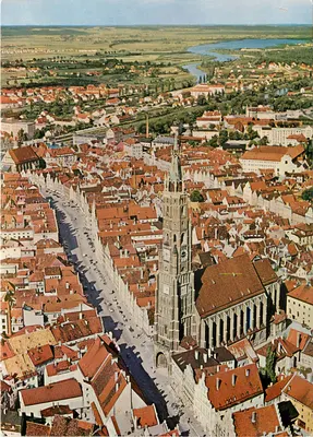 Landshut/Isar — com a Martiniskirche, o maior campanário de pedra do mundo (133 m) — Deutsche Luftbild, série F 4683