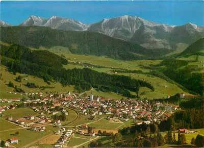 Oberstaufen no Allgäu — vista aérea do vilarejo e das montanhas nevadas — Schöning Farbkarte