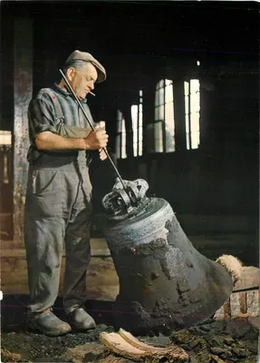 Fundidor trabalhando uma campanha — Villedieu-les-Poêlles — Edições do Mario Granville