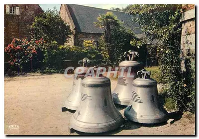 Villedieu-les-Poêles — As campanas diante da fundição — Lumicap