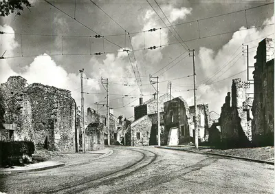Oradour-sur-Glane — Demolição em 10 de junho de 1944 — Service des Monuments Historiques, Paris
