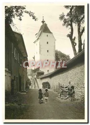 Torre da cidade — vista de rua com crianças