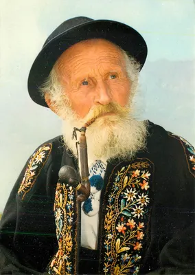 Homem antigo com cachimbo — vestindo um traje bordado — Rud Suter AG, Zürich, n° 1059