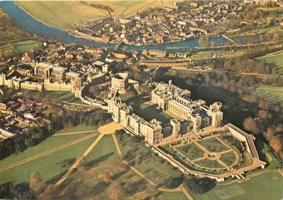 Castelo de Windsor — vista aérea sul-oriental — Pitkin Pictorial Postcards