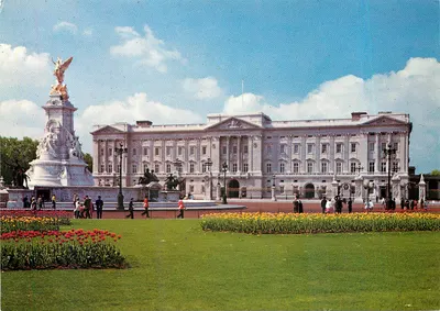 Palácio de Buckingham, Londres — vista com o monumento da Rainha Vitória — editor Arthur Dixon