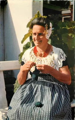 Mulher em traje tradicional zééuwse — Walcheren — N.V. v/h Weenenk & Snel, Baarn