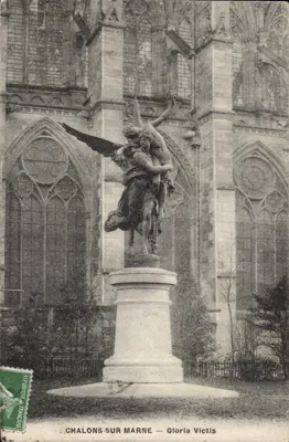 Chalons-sur-Marne — Gloria Victis — estátua diante da catedral