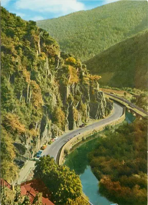 Ansicht der Straße und des Zuges in einem Canyon — "Bunte Kuh", Walporzheim/Ahr — Edition Cornely, n° 10148