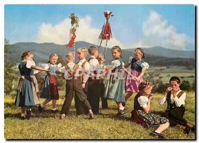 Młodzi z maswu Vosgów podczas zabawy — wydawnictwo Verlag Karl Alber, Freiburg i. Br., nr 3011