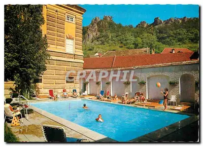 Piscina do hotel Schloss Dürnstein — vista com montanhas em segundo plano
