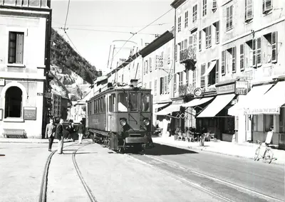 Morez, plac d'Armes — tramwaj w stacji — Foto J. Bazin, wydawca BVA, nr 154.10 NSI-CM