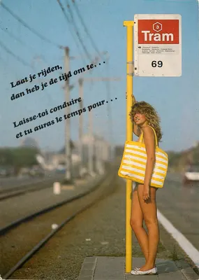 Mulher na estação de trem — texto multilingue — editor e número de série não legíveis