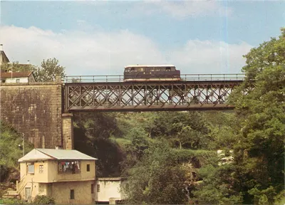 Ponte de ferro sobre a ferrovia em Amarante — Automotriz a gasolina série ME 7 — Editor APAC