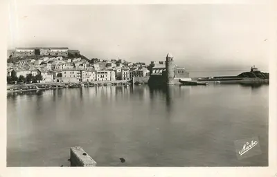 Collioire (Pyr.-Or.) — Vista da pequena capela, a igreja fortificada de São Vicente, a velha cidade, as casernas — Marbo