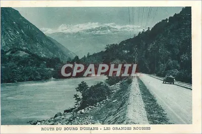 Rodovia do Bourg d'Oisans - Les Grandes Rousses — vista da estrada com um veículo e o rio em primeiro plano