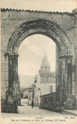 Cluny — Rua da Abadia e Porta da Abadia (século XI) — ND. Fot.