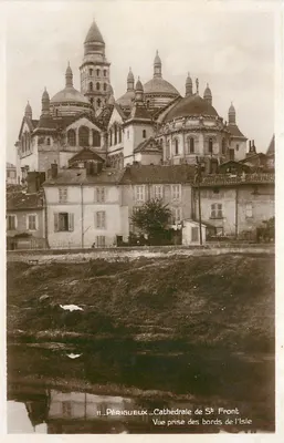 Périgueux — Catedral de Saint-Front — vista tirada das margens do Isle