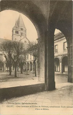 Cluny - Cour intérieure et Cloître de l'Abbaye, actuellement École nationale d'Arts et Métiers