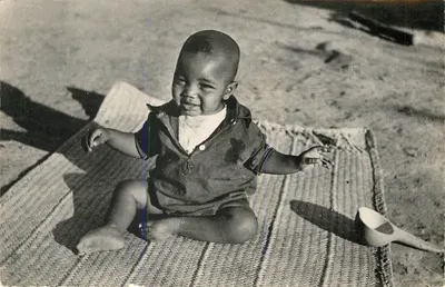 Bebê se diverte — Sikasso — Foto Missão