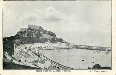 Castelo de Mont Orgueil, Jersey — vista do castelo na colina e do porto — Albert Smith, Jersey