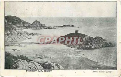 Portelet Bay, Jersey — vista da baia e de um pequeno farol em uma ilha rochosa — Albert Smith, Jersey