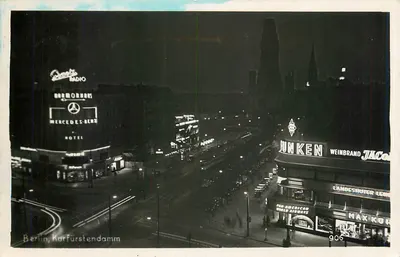 Berlim, Kurfürstendamm — vista noturna das placas do Hotel Mercedes-Benz e da loja Junken — editor Verlag Rud. Preetz, n° 906