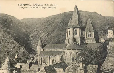 Conques - A Igreja (século XII) - Vista tirada da Abside e Gorge Sainte-Foy