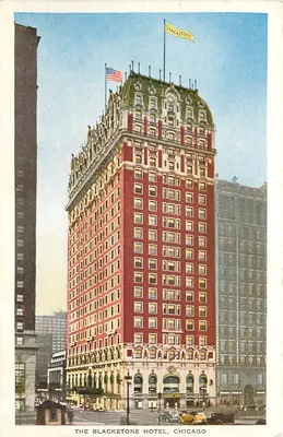 O Hotel Blackstone, Chicago — vista do edifício com bandeira americana e bandeira amarela — editor desconhecido