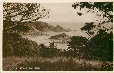 Portelet Bay, Jersey — vista da baía e de uma pequena ilha rochosa — Real Photo Post Card