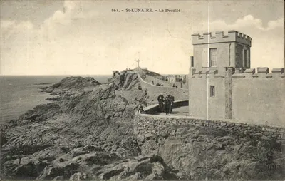 St-Lunaire - Le Décollé — vista do farol e do castelo forte