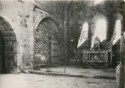 Oradour-sur-Glane (Haute-Vienne) — Coro da igreja destruída em 10 de junho de 1944 — editor Serv. Comercial Monuments Historiques, Paris