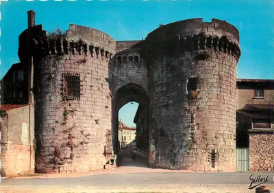 Cognac (Charente). Wieże, pozostałości starego zamku — Wydawnictwo Charentais d'Art, Jarnac