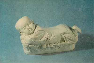 Travesseiro na forma de um menino — Dinastia Song, cerâmica Ting — Alt. 18,5 cm, Comp. 30 cm