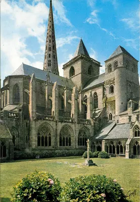 Treguier — O claustro e a catedral (13º e 15º séculos) — Edições GREFF