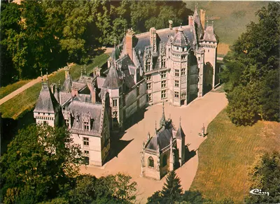 Castelo de Meillant — Vista aérea — Edições e Impressões Combier / Mâcon