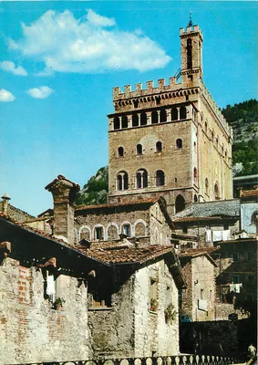 Gubbio — Palácio dos Conselheiros (século XIV) visto da praça São João — F.lli Pagano - Gênova