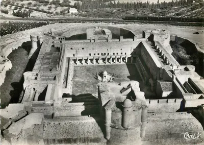 Salses (Pyr.-Or.) — Vista aérea — A cour intérieure do Castelo-Forte (século XV) — Éditions Anciennes COMPIÈGNES
