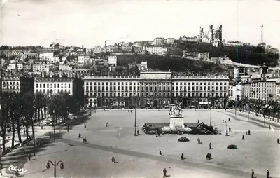 Place Bellecour — Lyon — editor Cim
