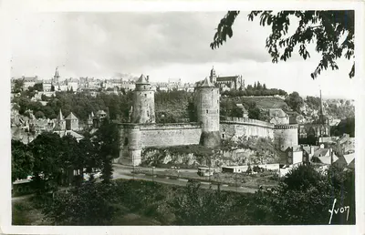 Fougères (Ille-et-Vilaine) — O Castelo e a Cidade Alta — As Edições d'Art Marret, Paris
