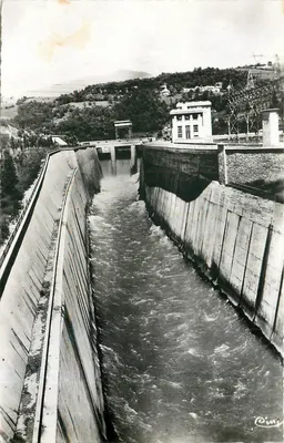 Represa de GÉNISSIAT (Ain) — Canal de evacuação de cheias e Edifício Administrativo — Édit. Perrier, Génissiat