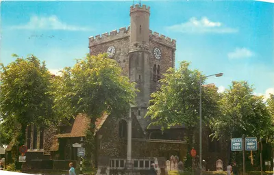 Igreja paroquial de Havant — vista da torre com relógio — The Parish Church, Havant