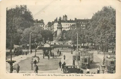 LYON — Monumento da República visto da Estação de Perrache