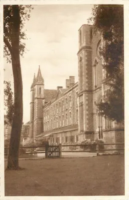 Igreja e edifício religioso em Bricouze — St. Gervais (Orne) — editor Marius, n° 7
