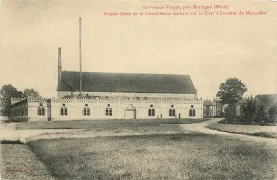 La Grande-Trappe, perto de Mortagne (Orne) — Fachada Oeste da Chocolaterie voltada para a Cour d'honneur do Mosteiro — Coleção G. A.