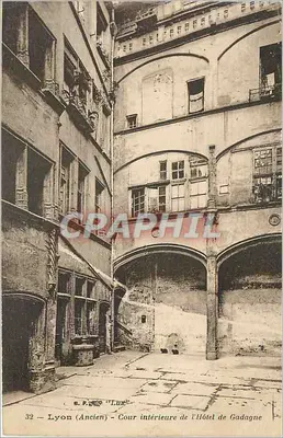 Lyon (Antigo) — Pátio interno do Hotel de Gadagne — e. P. DÉC 'Luna' n°32