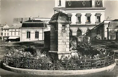 Praça do castelo em Rochefort-sur-Mer — editor STABY