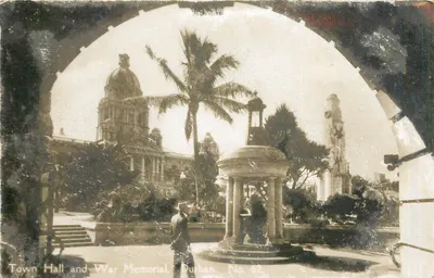 Prefeitura e Memorial da Guerra, Durban — vista através de um arco — Número 62