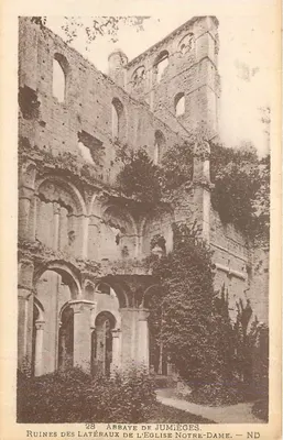 Ruínas dos laterais da igreja Notre-Dame — Abadia de Jumièges