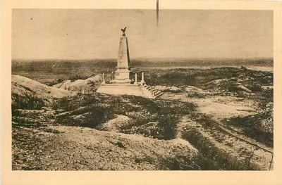 Les Éparges — Monument erguido no Cume do Éperon — Héliogravure de Douaumont