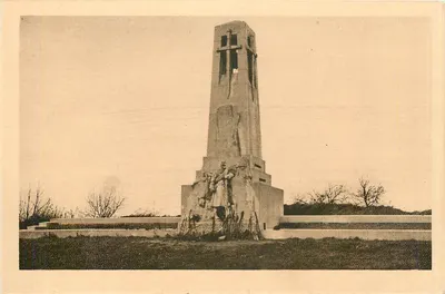 Vauquois — Monument aos Poilus que tombaram nas ataques de Vauquois — Héliogravure do Ossuário de Douaumont